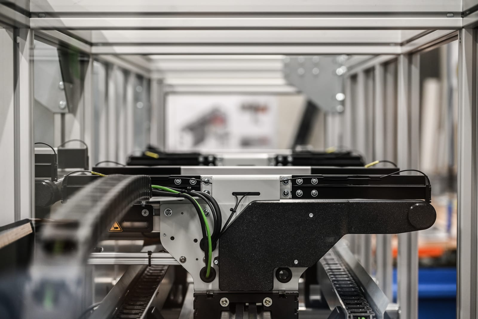 Bezoekers bekijken de MicroSorter demo