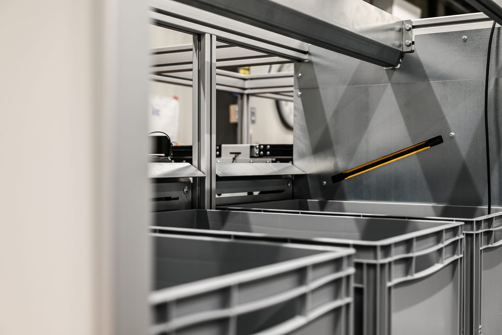 Floris Hendriks geeft uitleg over de sorteermachine