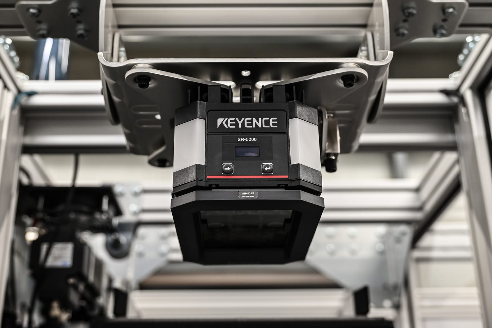 Medewerker toont de compacte sorteermodule