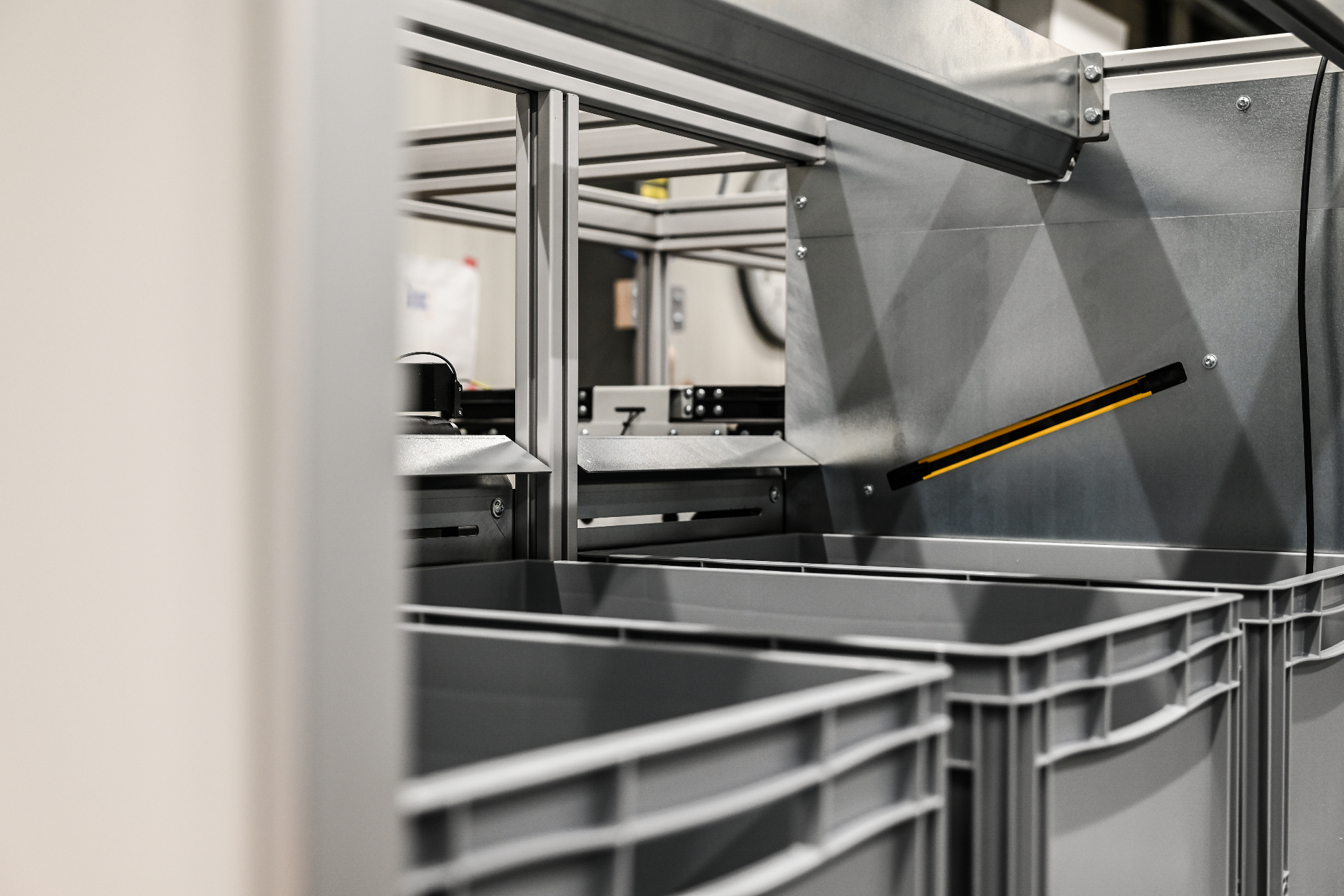 Sorting outputs with tracking for valuable items